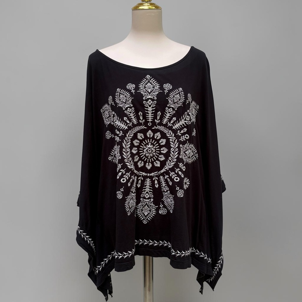 Johnny Was JW Los Angeles Poncho Top M Black Embroidered Medallion Boho Kimono